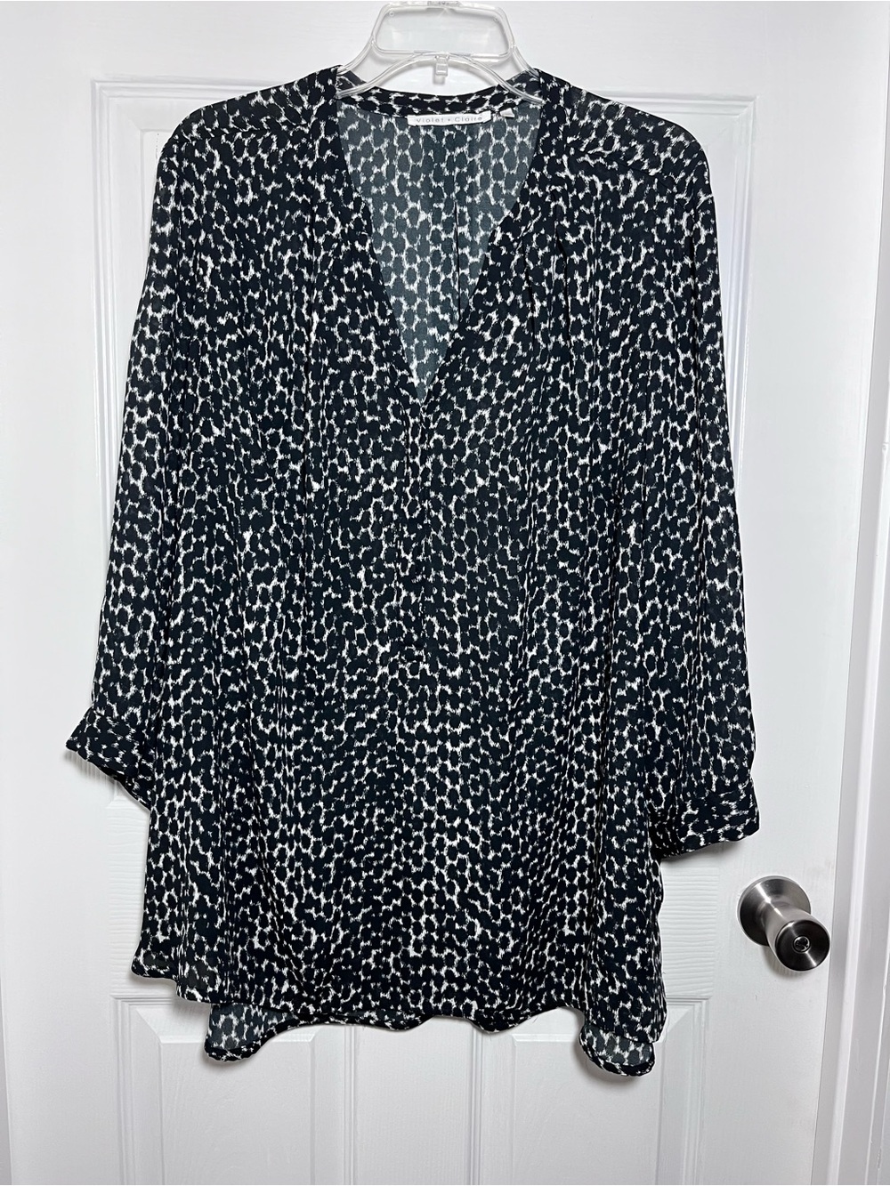 Violet & Claire Black and White Printed V-Neck Blouse